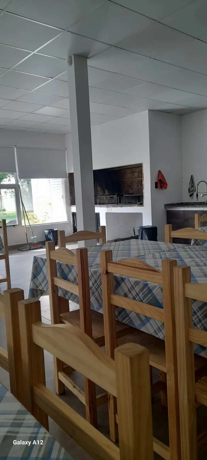 Salón con parrilla