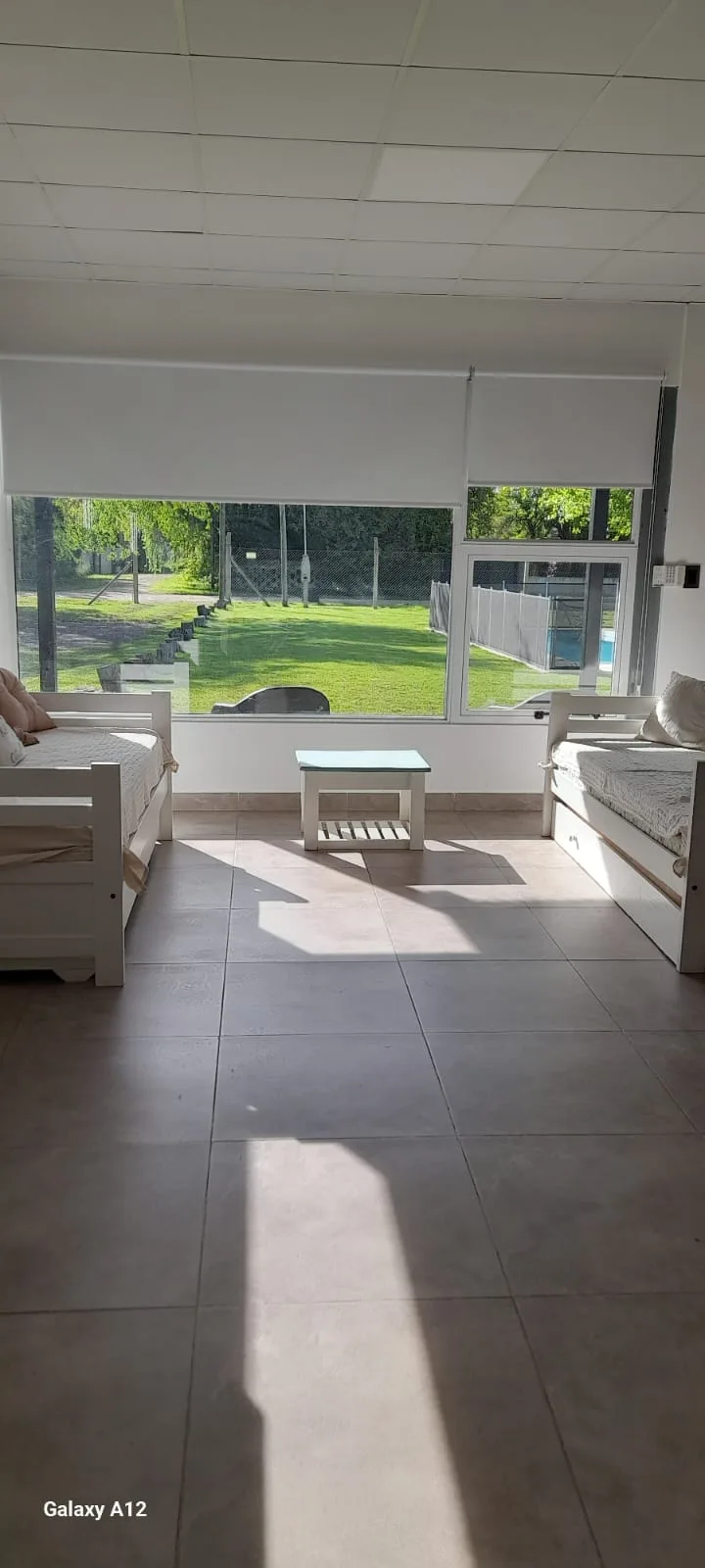 Salón con vista a la pileta